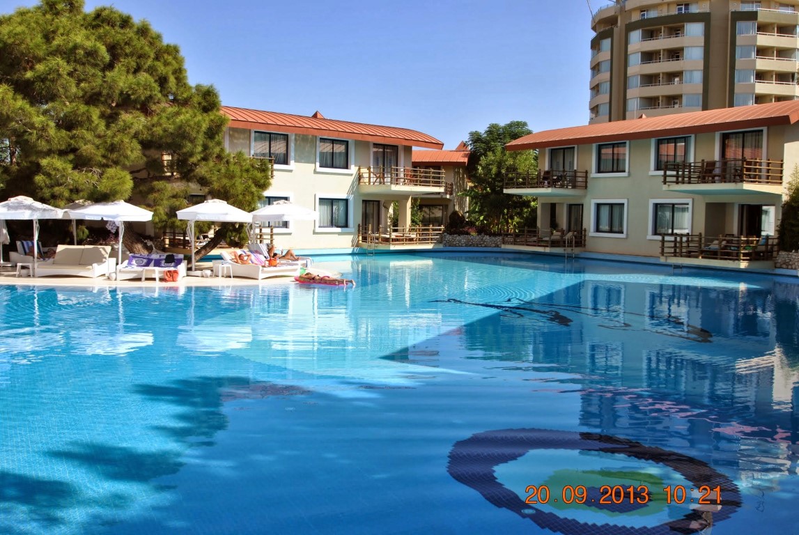 imagini hotel TITANIC LARA